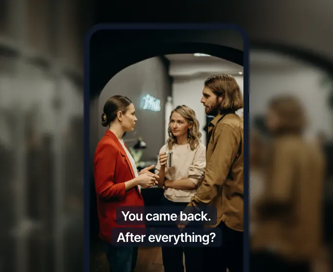 Pionowy odcinek krótkiego serialu na ekranie telefonu z napisami „Wróciłeś. Po tym wszystkim?”